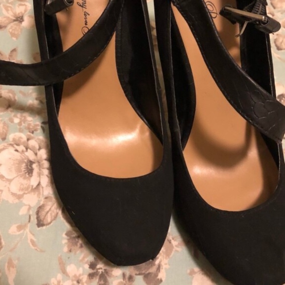 Black heel shoe